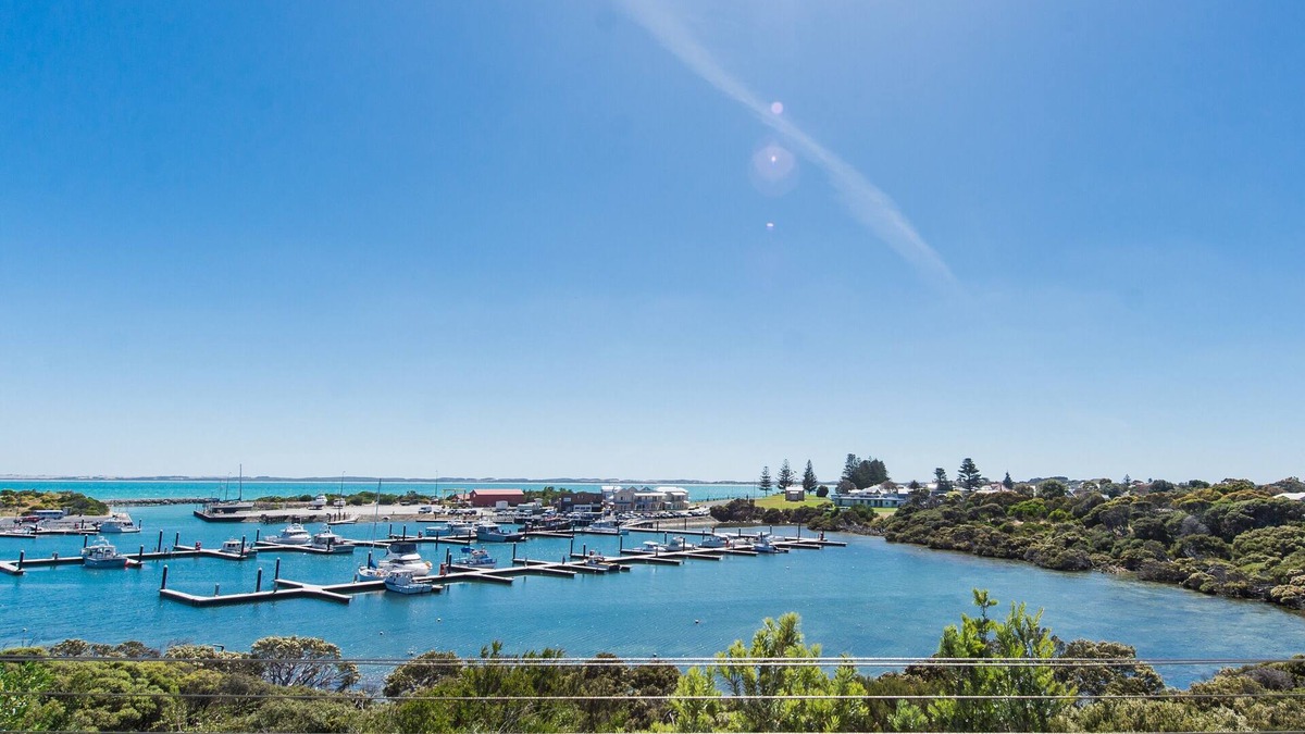 Waterhouse House | White Sails - Overlooking the Robe Boat harbour