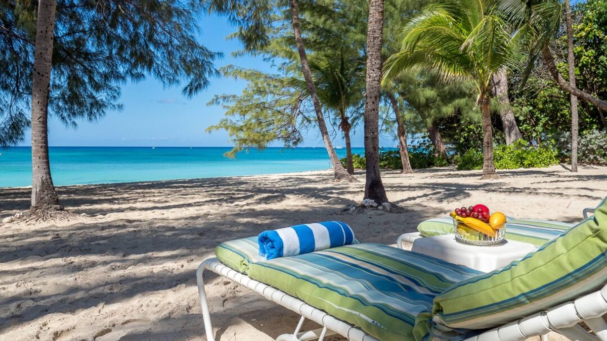 Seven Mile Beach Condo | White Sands 4-Beachfront Condo directly on 7 Mile Beach. Call Cayman Villas!