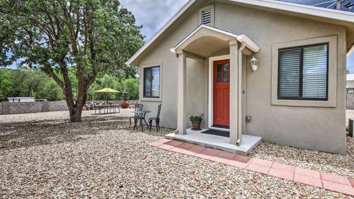 Prescott House | White Spar Cottages Near Whiskey Row, Prescott Courthouse. Large Parking Area.