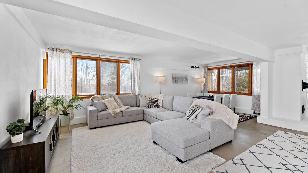 Greilickville House | White Stone House: Pet-Friendly on 10 Acres!
