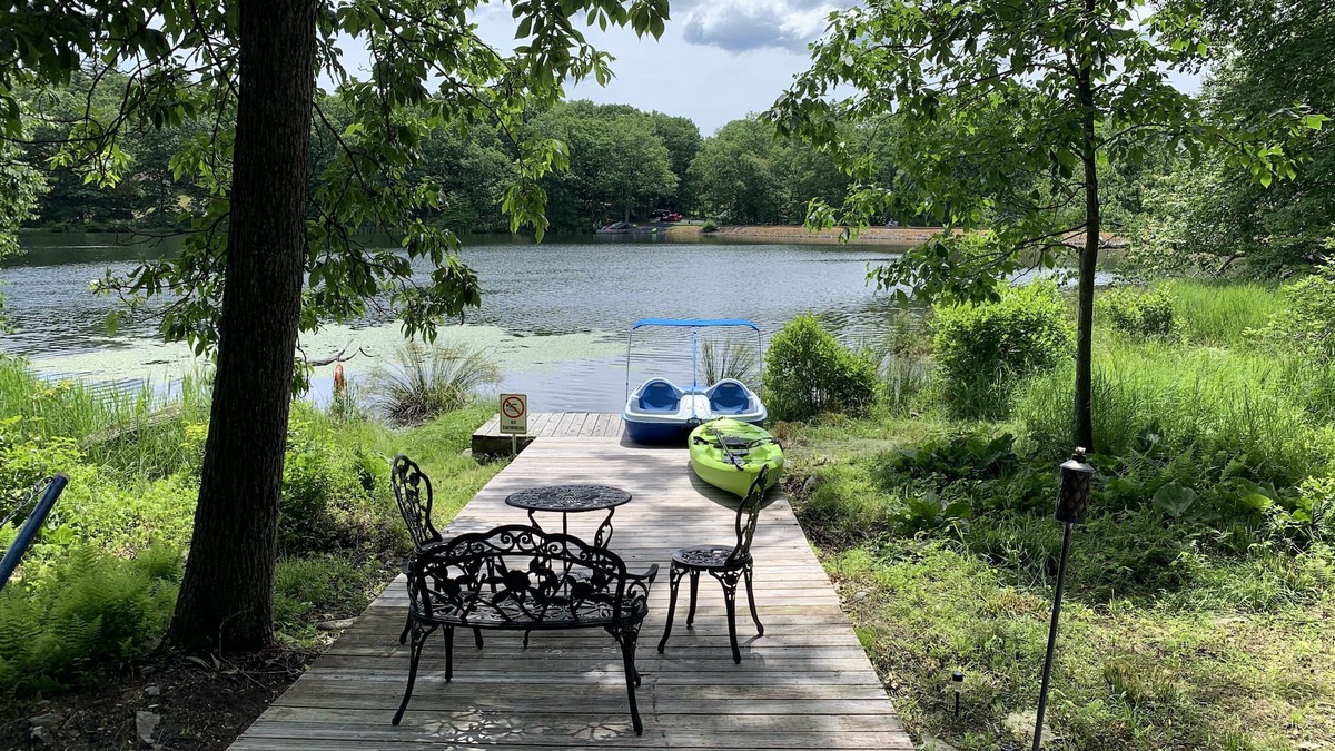 Bushkill House | White Swan by the Pond HotTub 4000sqft Modern SsMook Home Water Front BOATS