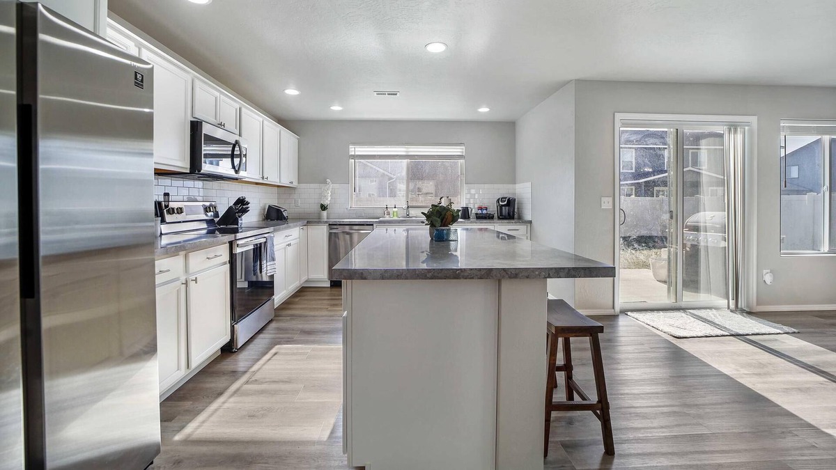 Twin Falls House | "White Tail Castle" NEW! Sleeps 12 comfortably