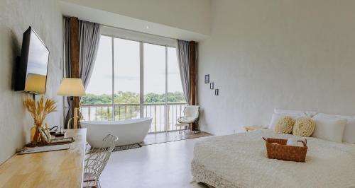Kamphaeng Phet Hotel | White Wall Riverfront Hotel