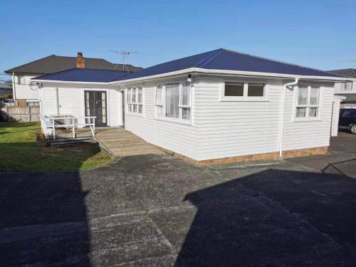 Henderson Villa | White weather board house