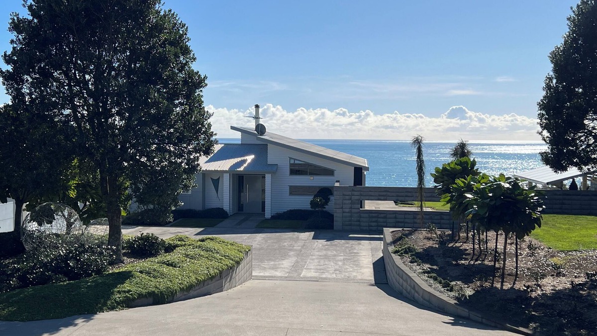 Waiiti House | WhiteCliffs Waterfront Beach House nBeautiful sea views.