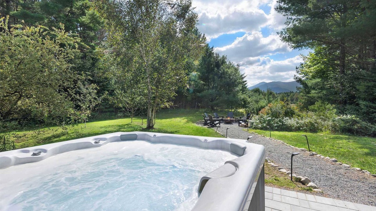 North Pole House | Whiteface Views, 10 Mins 2 Ski, Hot Tub, Game Room