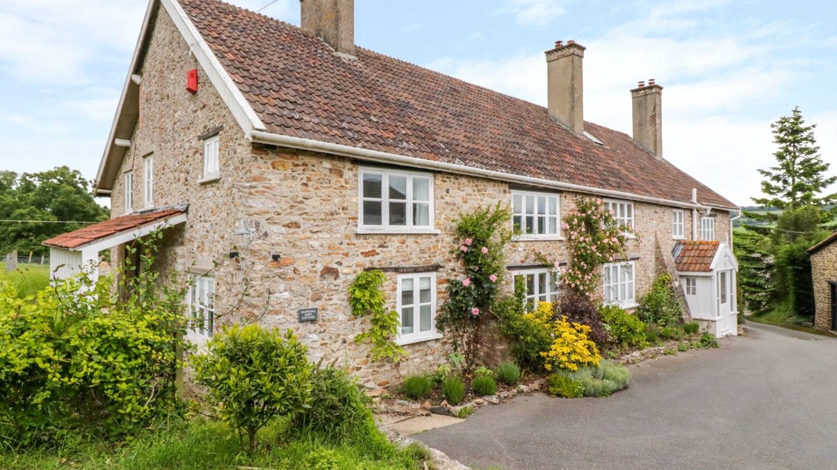 Monkton House | WHITEHALL FARM COTTAGE, family friendly, with open fire in Honiton