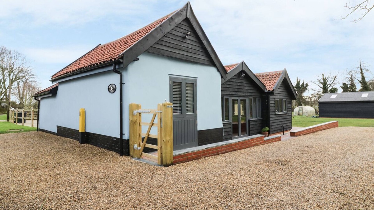Attleborough Cottage | WHITEHANDS FARM BARN, pet friendly, with hot tub in Old Buckenham