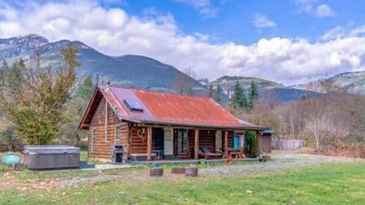 Lime Kiln Cabin | Whitehorse Mountain Retreat - Hot tub - Fireplace