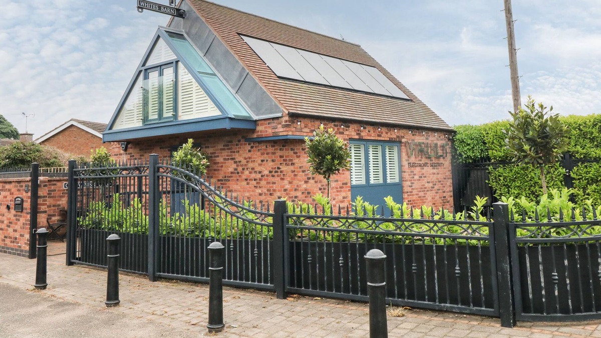 Ault Hucknall Cottage | WHITES' BARN, luxury holiday cottage, with a garden in Glapwell