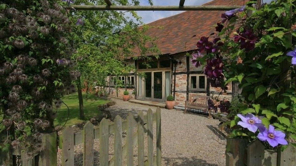 Dymock Cottage | WHITES FARM BARN, family friendly, with a garden in Ledbury