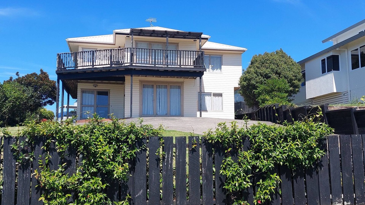 Whitianga House | Whitianga Sea Views. A beautiful house offering the ultimate in coastal views.