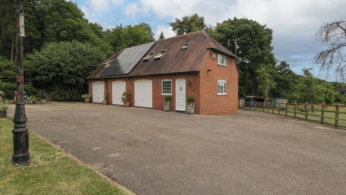 Blaisdon Cottage | WHITLOW LODGE ANNEX, romantic, with a garden in Huntley