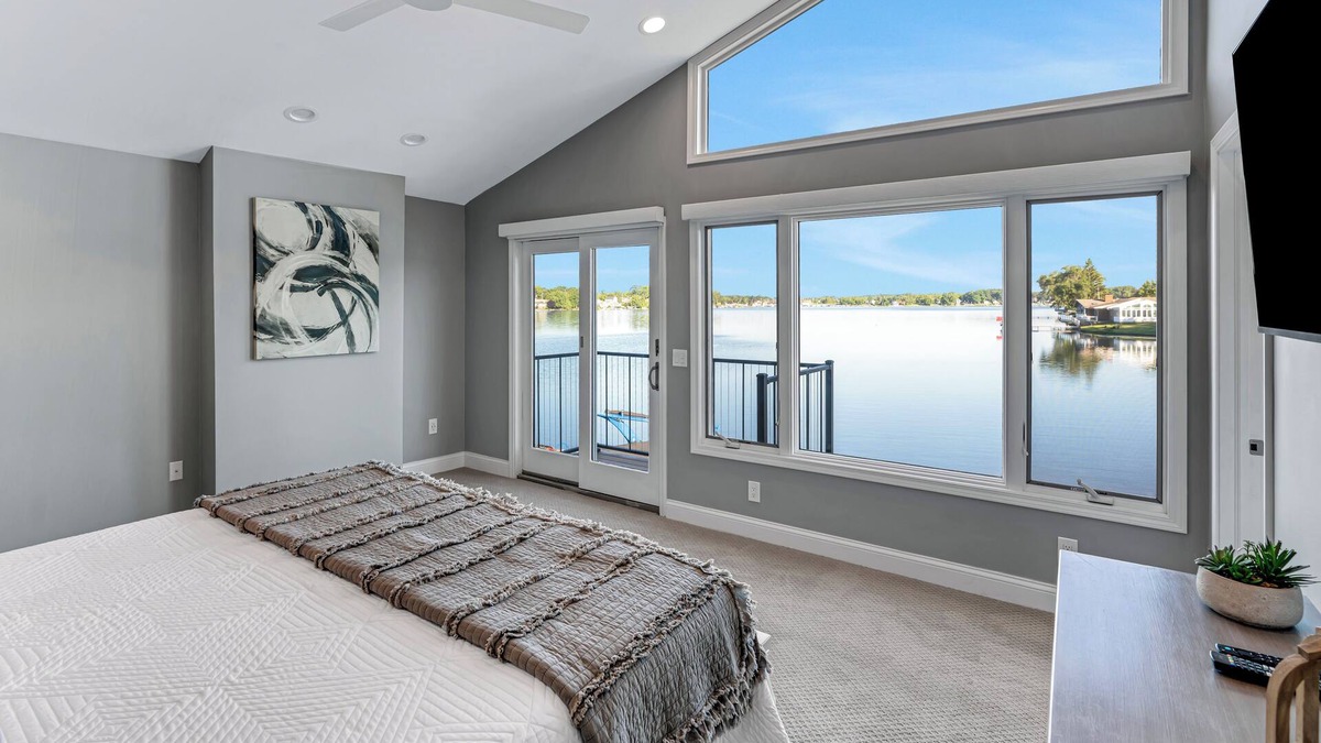 Whitmore Lake House | Whitmore Bay: Sunny Days & Cool Breezes – Your Waterfront Paradise!