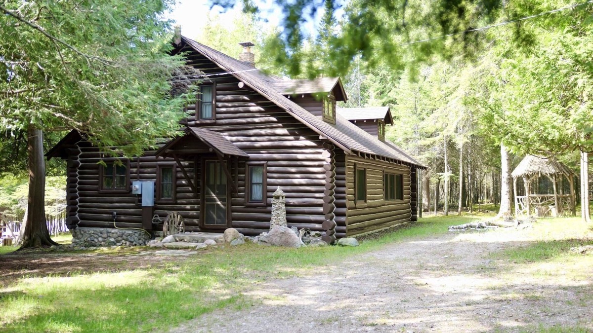 Drummond House | Whitney Bay Getaway on Drummond Island