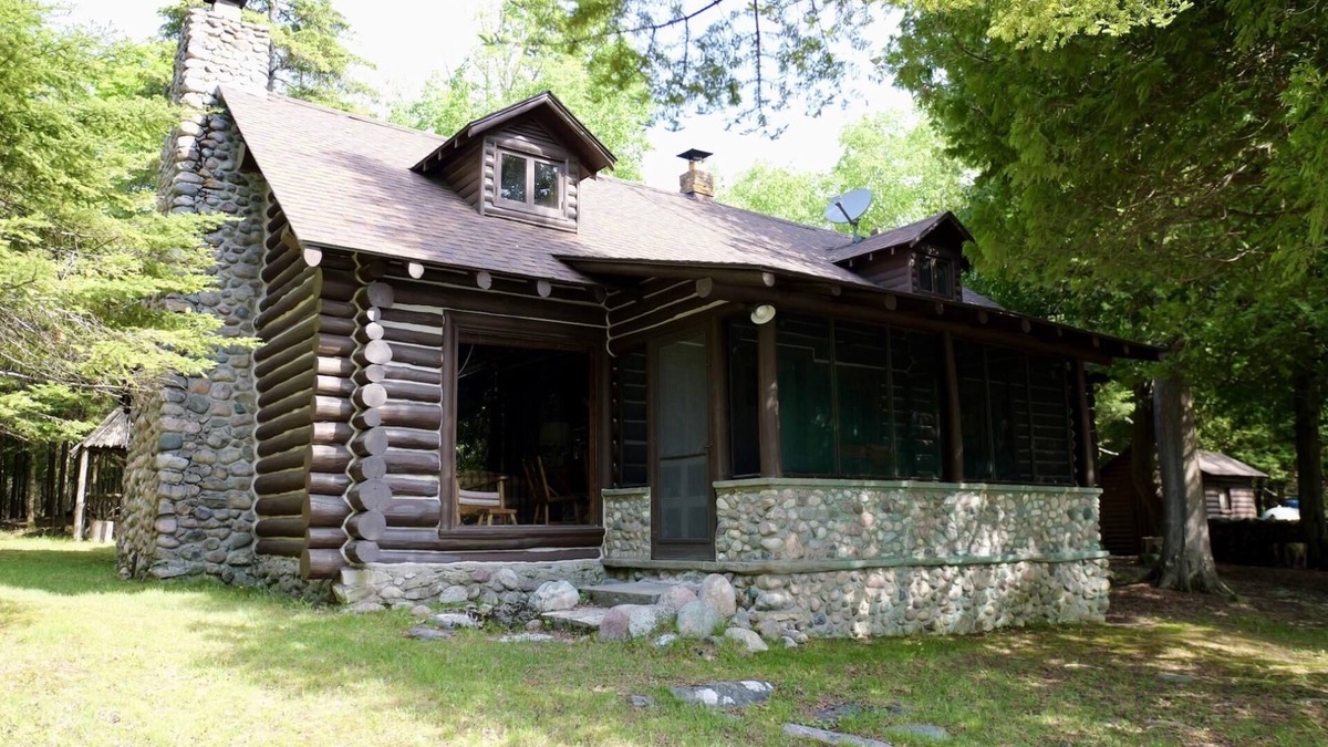Drummond House | Whitney Bay Getaway with Bunkhouse on Drummond Is