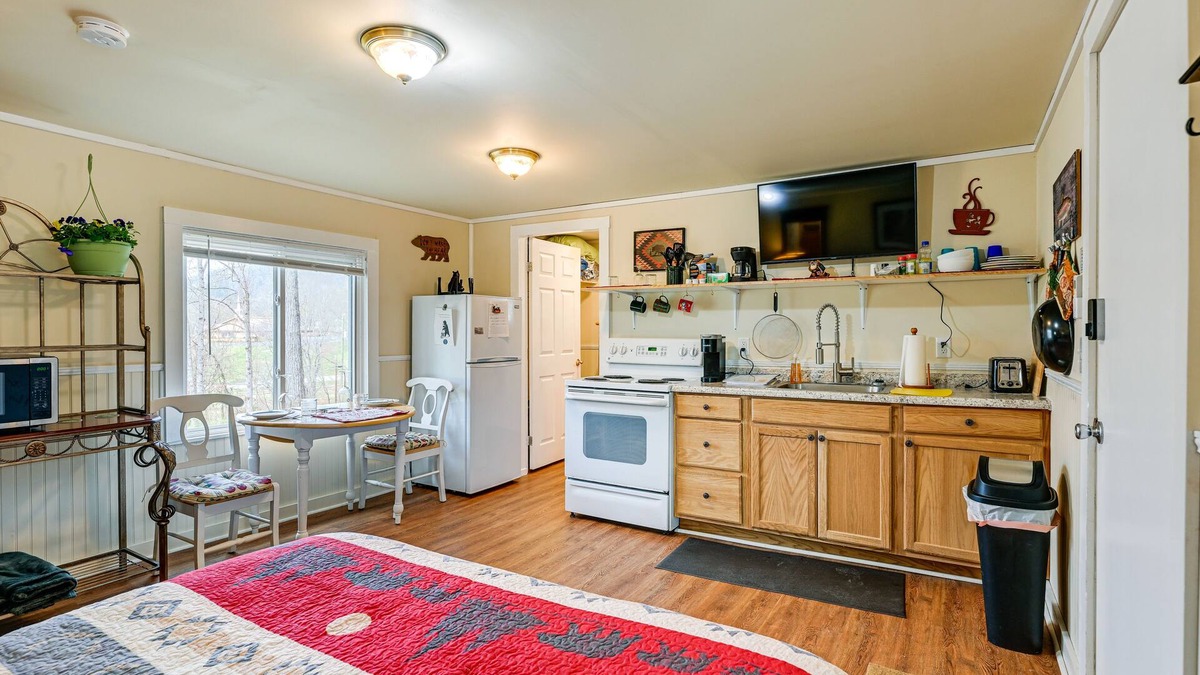 Qualla Apartment | Whittier Vacation Rental Cabin in Tranquil Setting