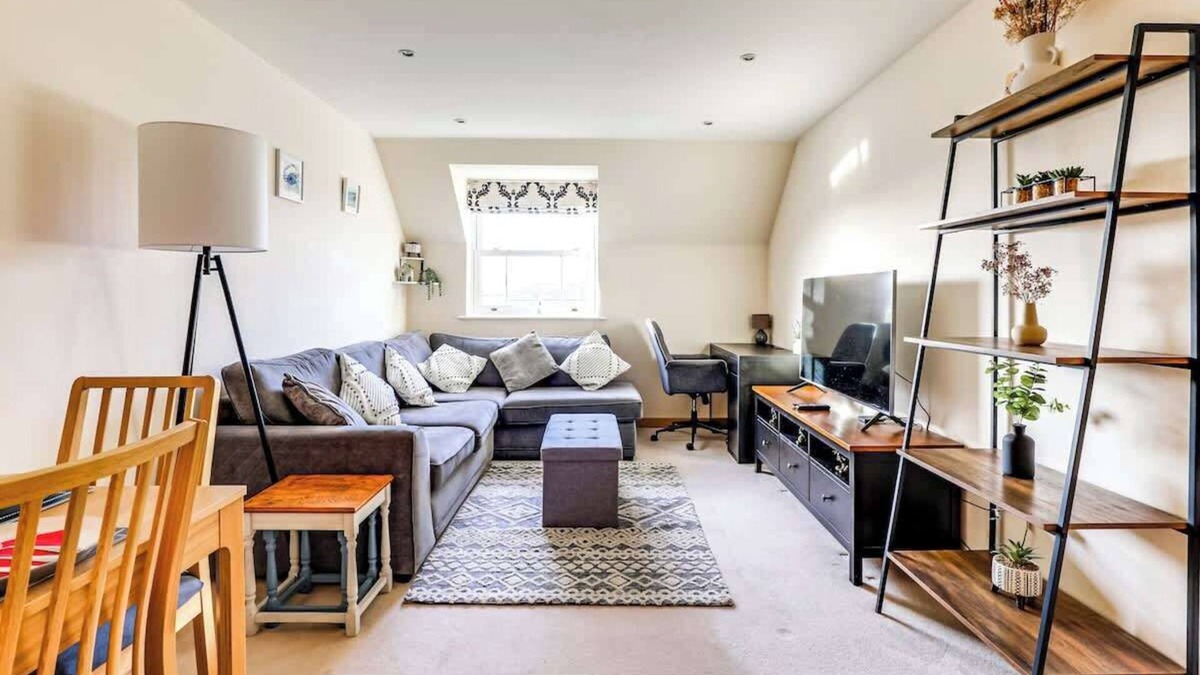 Ware Apartment | Whole 2 Bed Flat - Contractors, Families & More