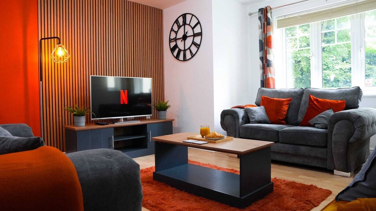 Birmingham Apartment | Whole Apartment | 2Bed | 2Bath | Professionals|Contractors|Parking|B'ham 10mins