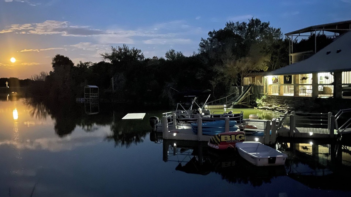 Graham Villa | Whole Campus on Lake Godstone
