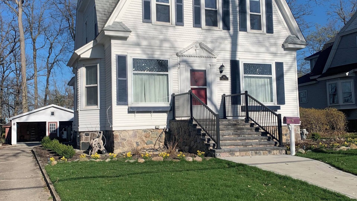 Hillsdale House | Whole Home Perfect for a Couple or Young Family, Close to Hillsdale College