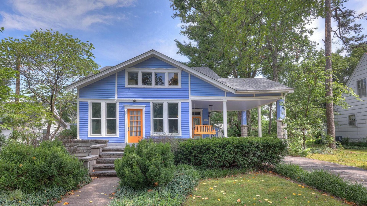Carthage House | Whole Home Rental - 2 minute walk to Marian Days