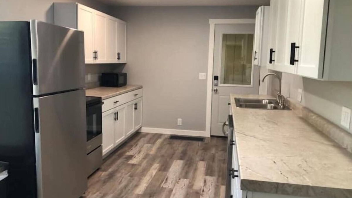 Sac City House | Whole home, sleeps 7, pets ok, Wi-Fi, Full Kitchen