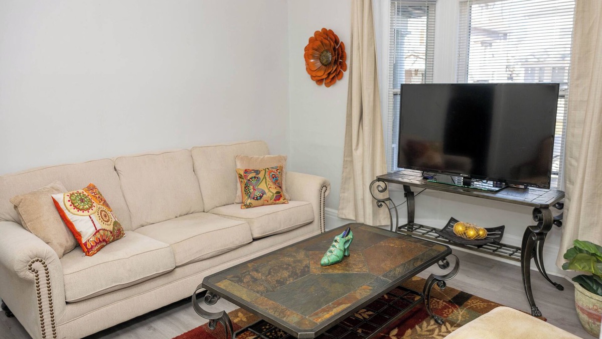 Rochester House | Whole House 15 min from Beach 4-Beds sleeps 8
