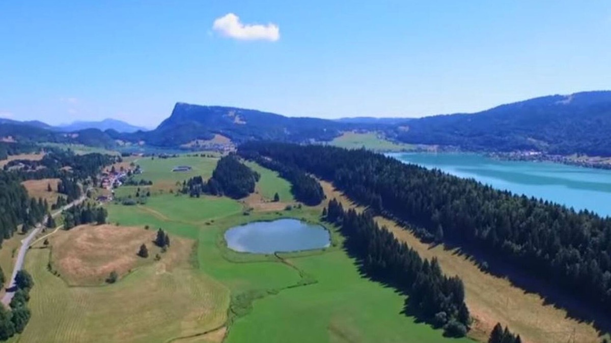 Les Charbonnieres House | Whole house 2 self-contained apartments 5 beds 5 parking 3 lakes Vallée de Joux