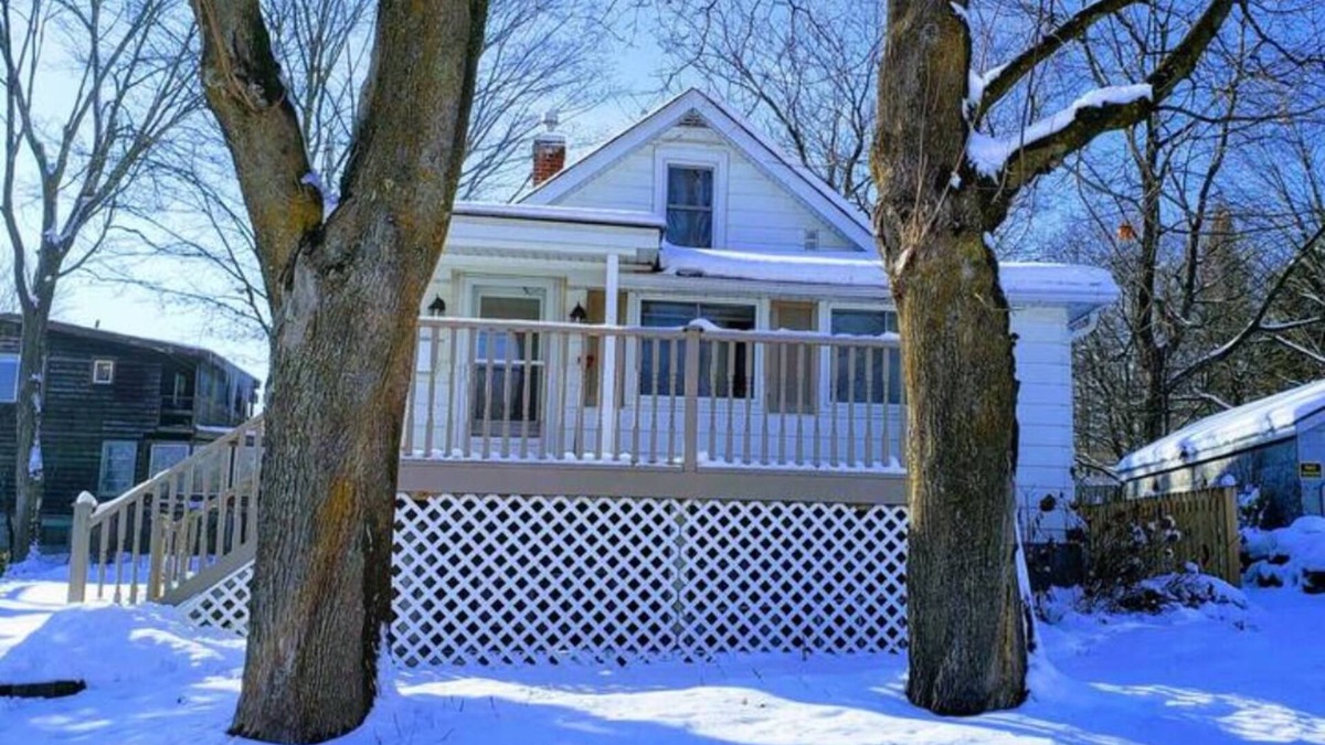 Orillia House | Whole house in Orillia 5 min walk to beach. 28 days or more rental.
