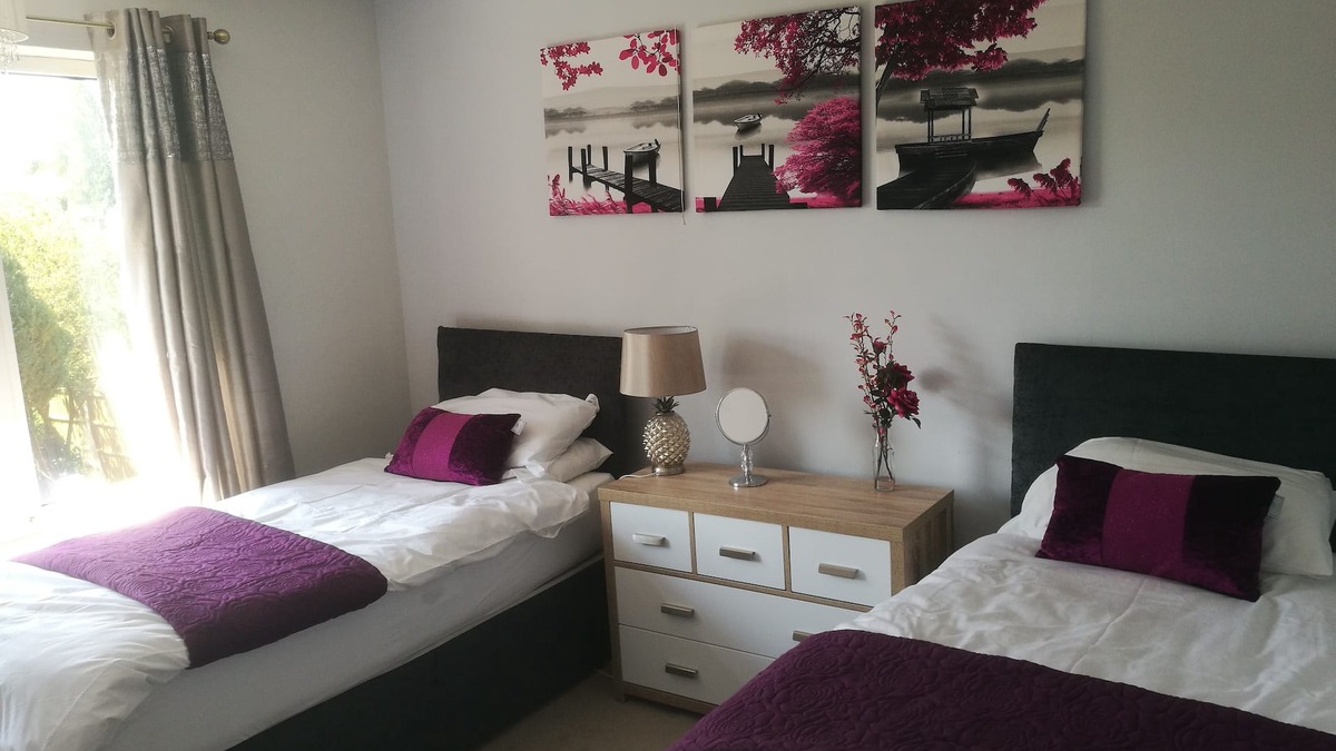 Hinckley House | ★ Whole House ★near town centre ★ off road parking ★