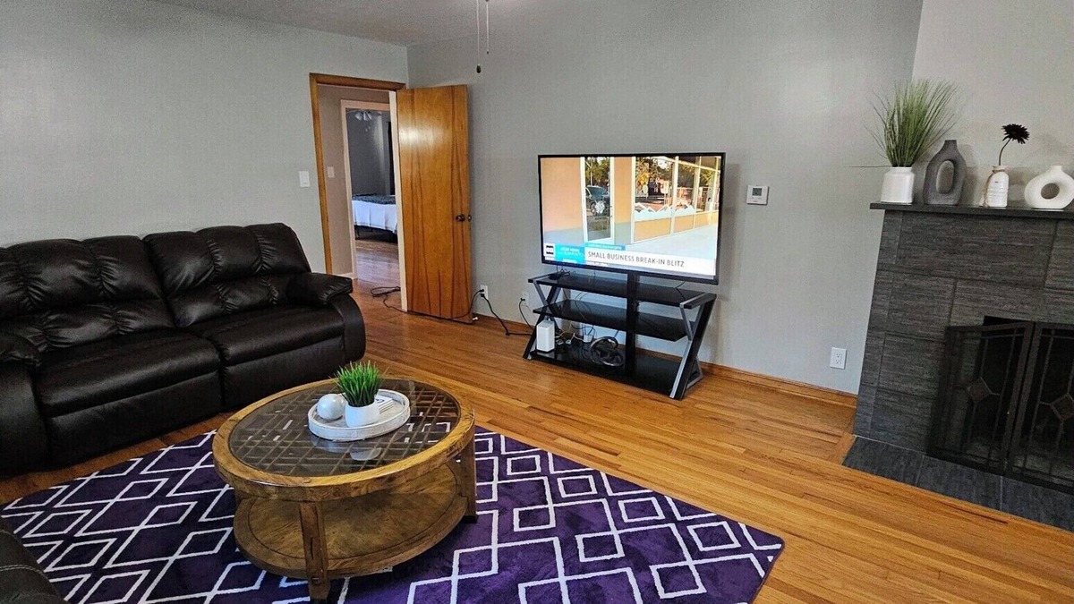 Manhattan House | Whole House Sleeps 9 with Ample Space Close to KSU & MHS