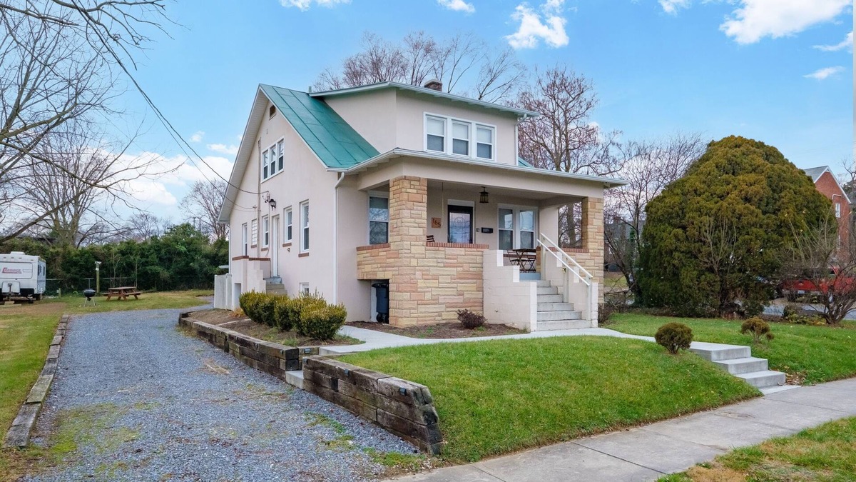 Harrisonburg House | Whole House Sleeps 12