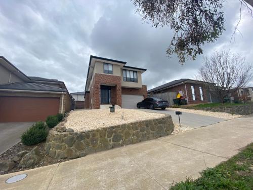 Doreen House | Whole House with 4QB - 44 Aspect - 30 minutes from Melbourne International Airport - 2 Minutes to Westfield Shopping Center
