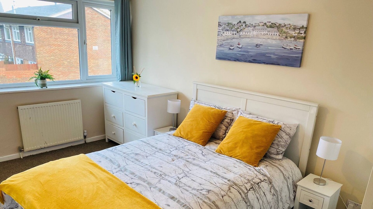 Farnham House | Whole lovely House - 3 bedrooms garden WIFI
