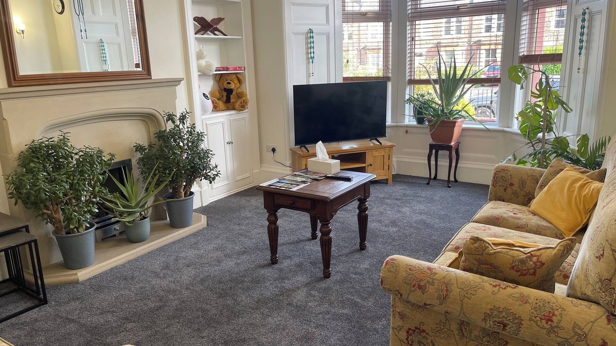 Bonnybridge House | Whole Victorian terrace house 2BR -4 guest