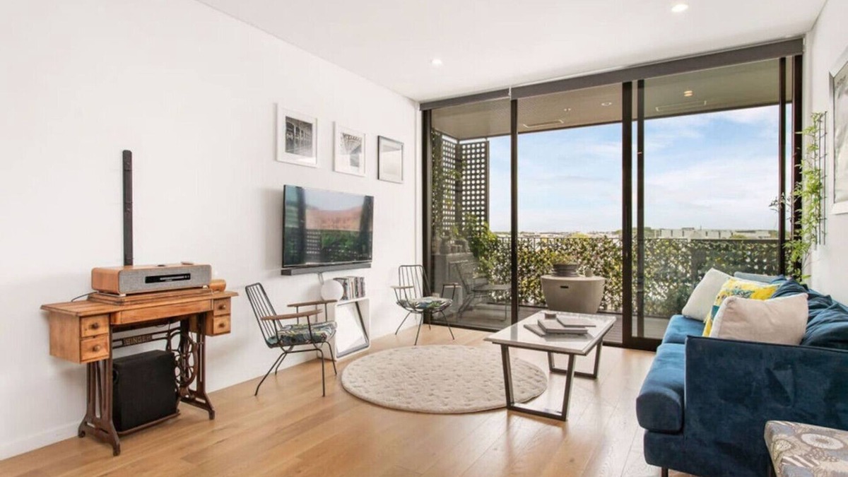 Christchurch City Centre Apartment | Whow! Unique Quirky Spacious Free Off Street Park