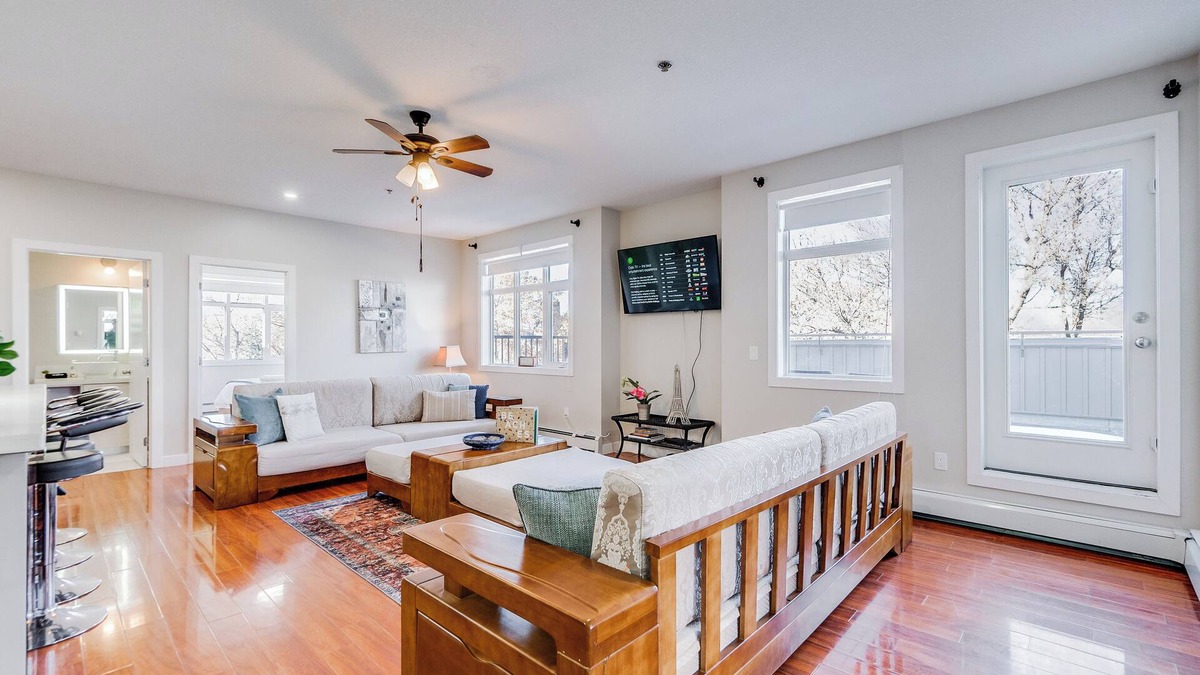Whyte ave House | Whyte - 3 Bdrm, 3.5 Bthrm Penthouse |near U of A