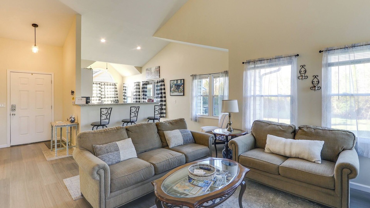 Greenwich House | Wichita Townhome w/Patio: 9 Mi to Downtown!