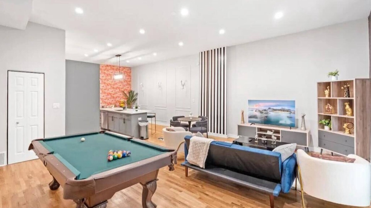 Bucktown Apartment | Wicker Park-AMENITIES,FREE WINE BOTTLE, LAUNDRY IN-UNIT, 2BDRM, POOL TABLE,+MORE