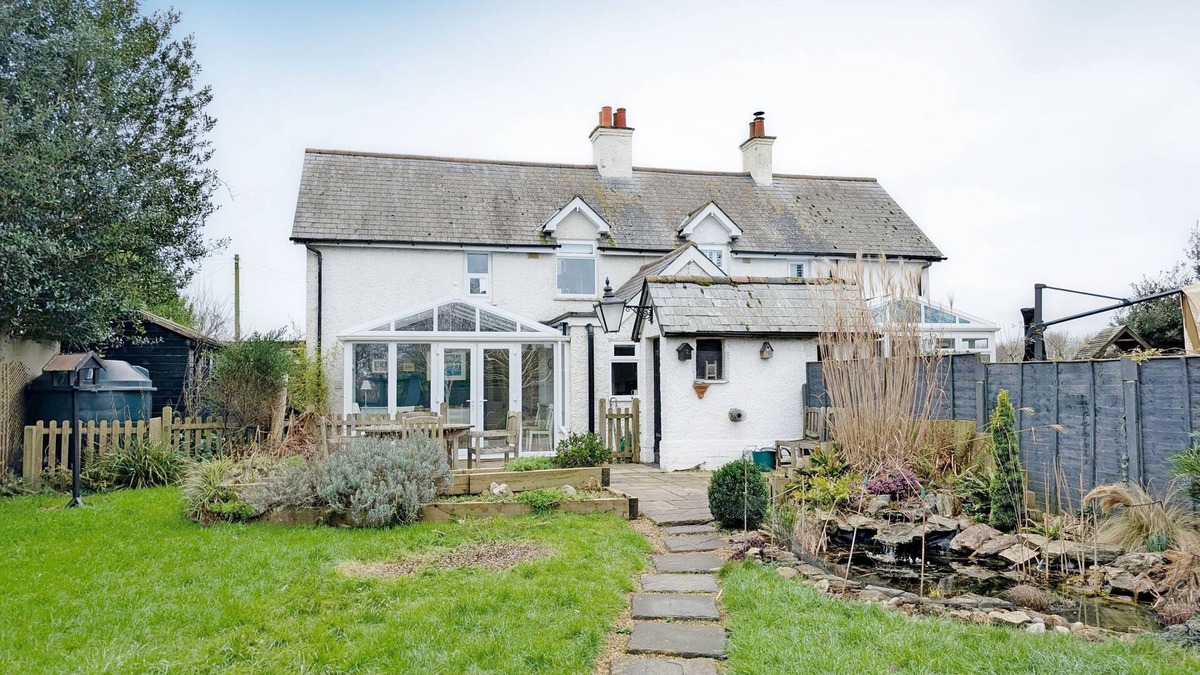 Ford Cottage | Wicks Farm Cottage - Ford Arundel - sleeps 6 guests in 3 bedrooms