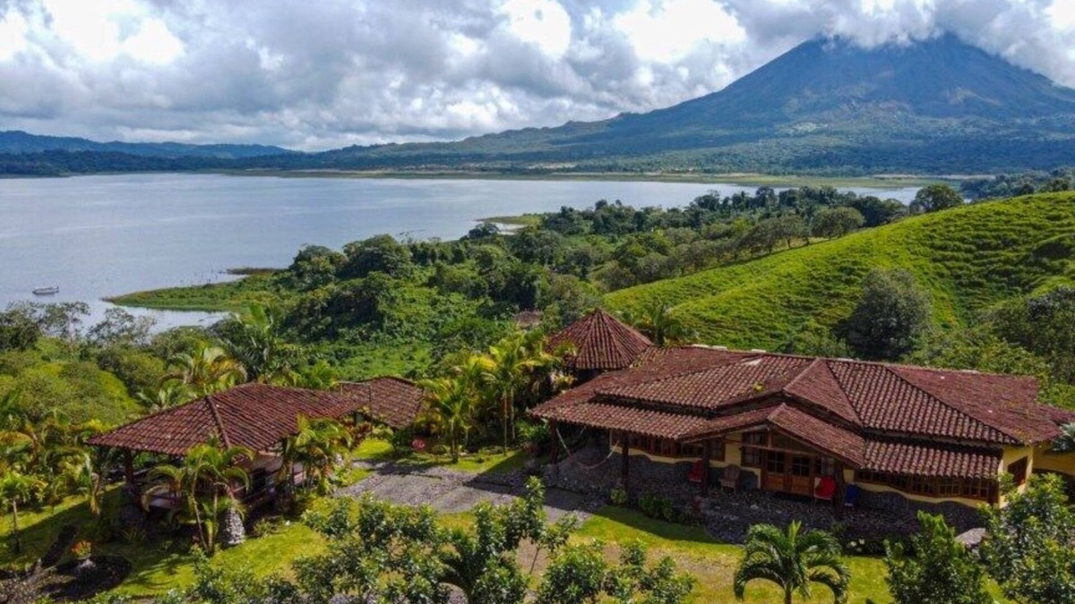 El Fosforo House | Wide Luxury Home with Pool & Jacuzzi access & Amazing Volcano and Lake views