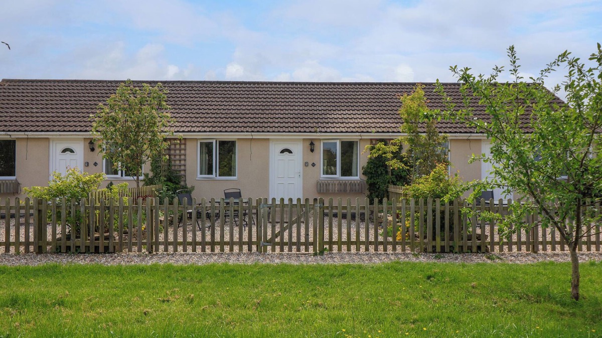 Highbridge Cottage | WIDGEON, pet friendly, with a garden in Highbridge