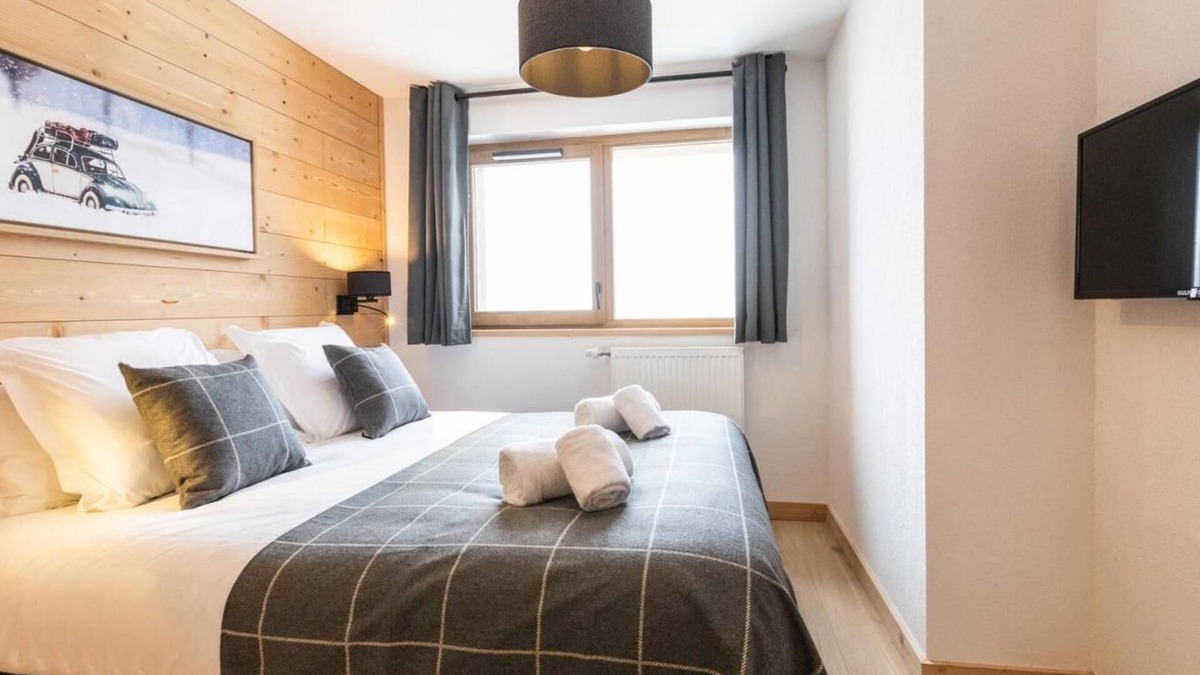 Montalbert Apartment | Wifi, 300m from ski slopes, view mountain, swimming pool, sauna, hammam, balcony, parking