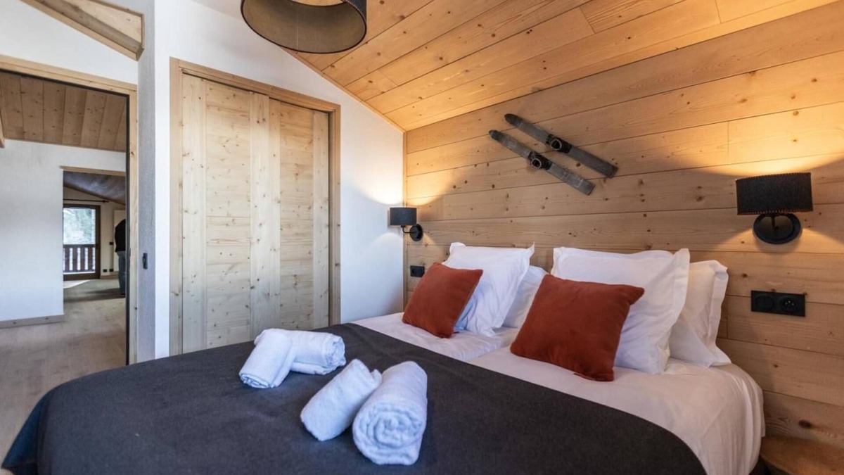 Montalbert Apartment | Wifi, 300m from ski slopes, view mountain, swimming pool, sauna, hammam, balcony, parking
