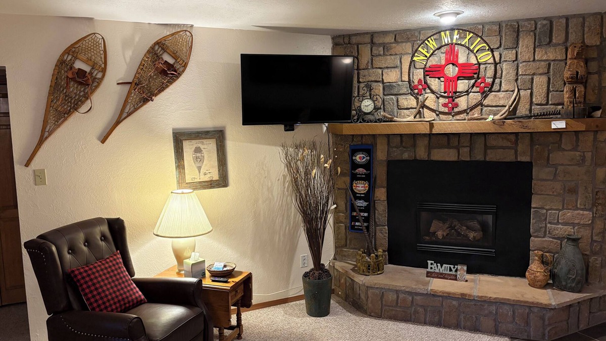 Angel Fire Condo | WiFi.Clean & Updated 2 Bedroom, 2 Bath w/Smart TV’s, travel locker