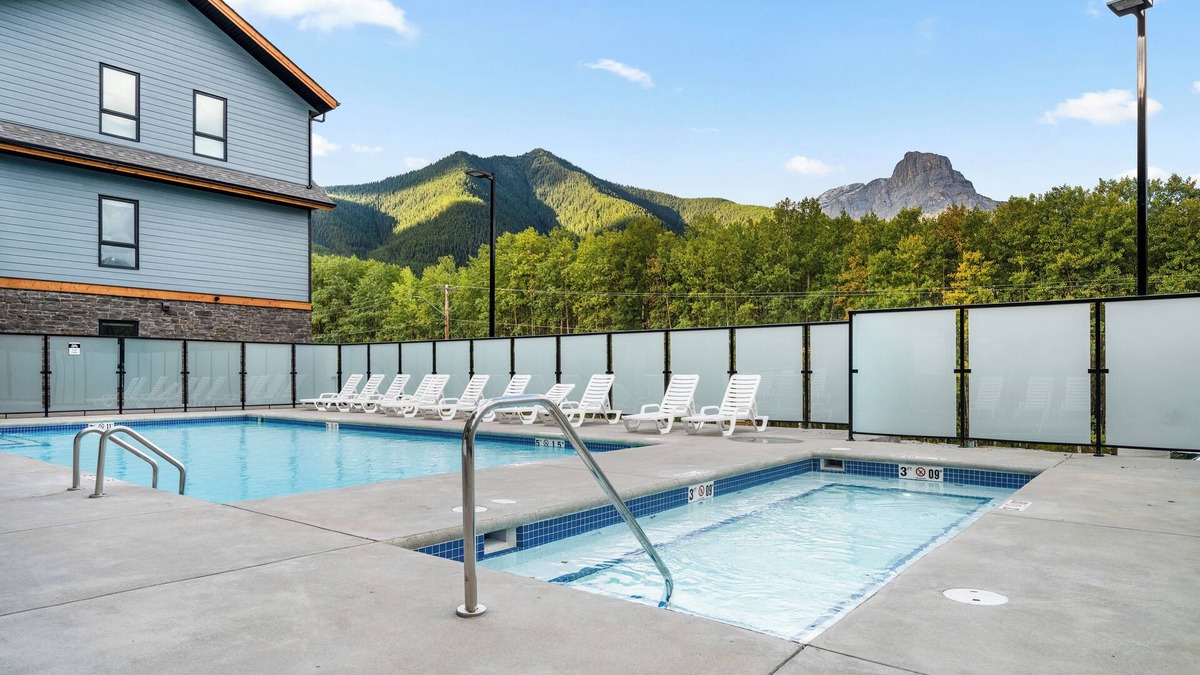 Dead Man's Flats Condo | Wifi - Heated Pool - Hot tub - Stunning Views - Fitness Center-5 mins to Canmore