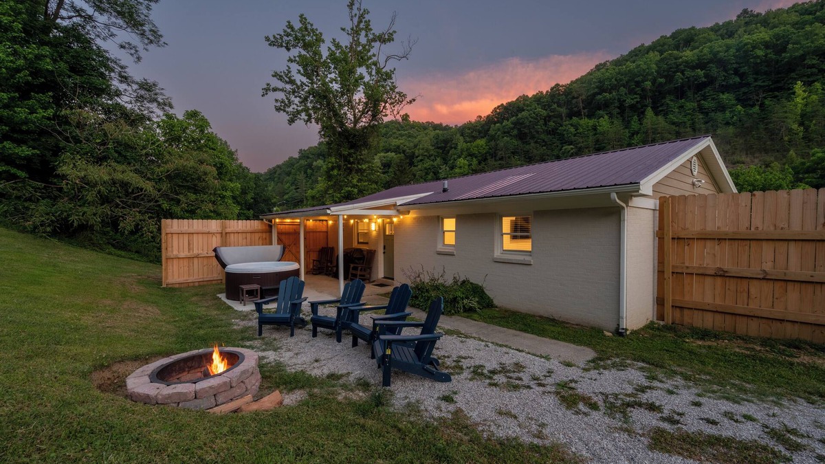 Stanton House | WiFi, Hot Tub, Pets, Prime Location in Red River Gorge!