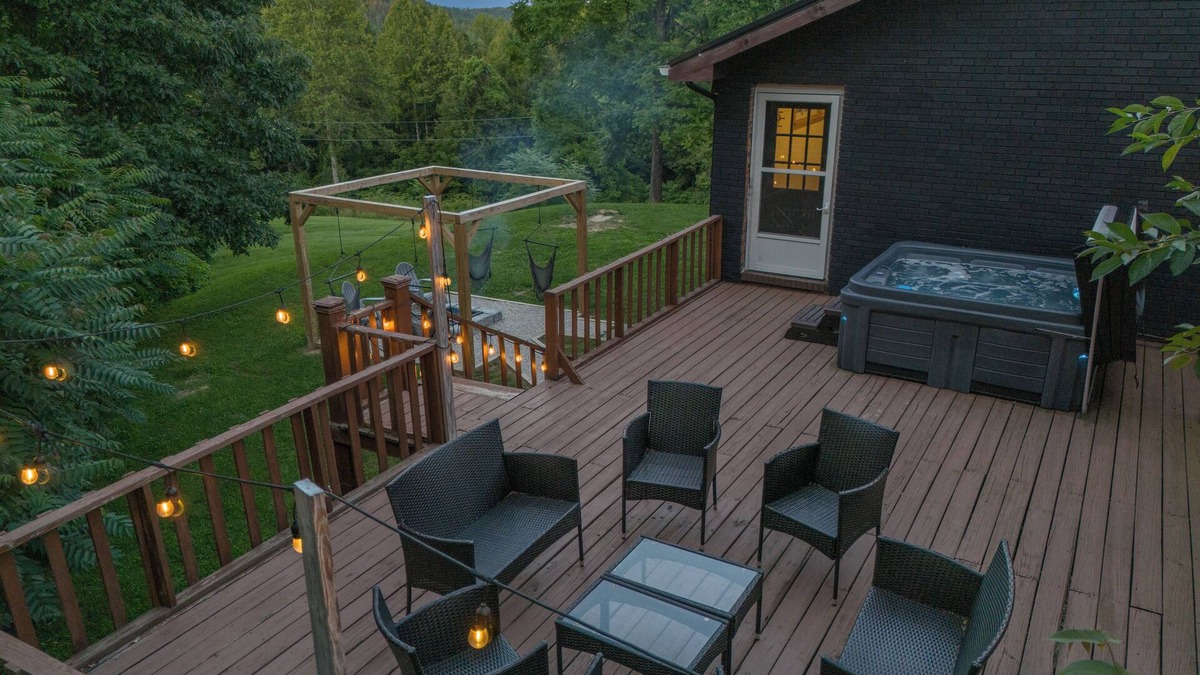 Pine Ridge Cottage | WiFi, Hot Tub, Pool Table, Pet Friendly - Huckleberry Arch in Red River Gorge