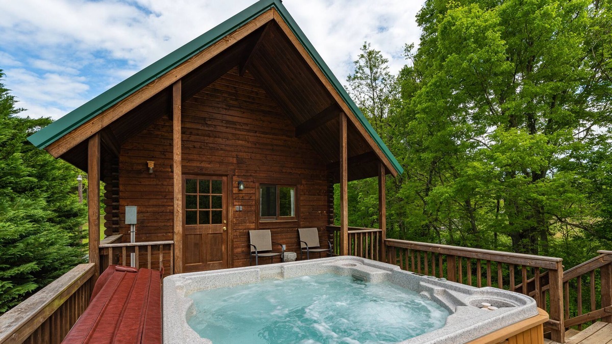 Luray Cabin | WIFI! Hot tub Riverfront Mountain Views! Close to Luray Caverns, Shenandoah Park